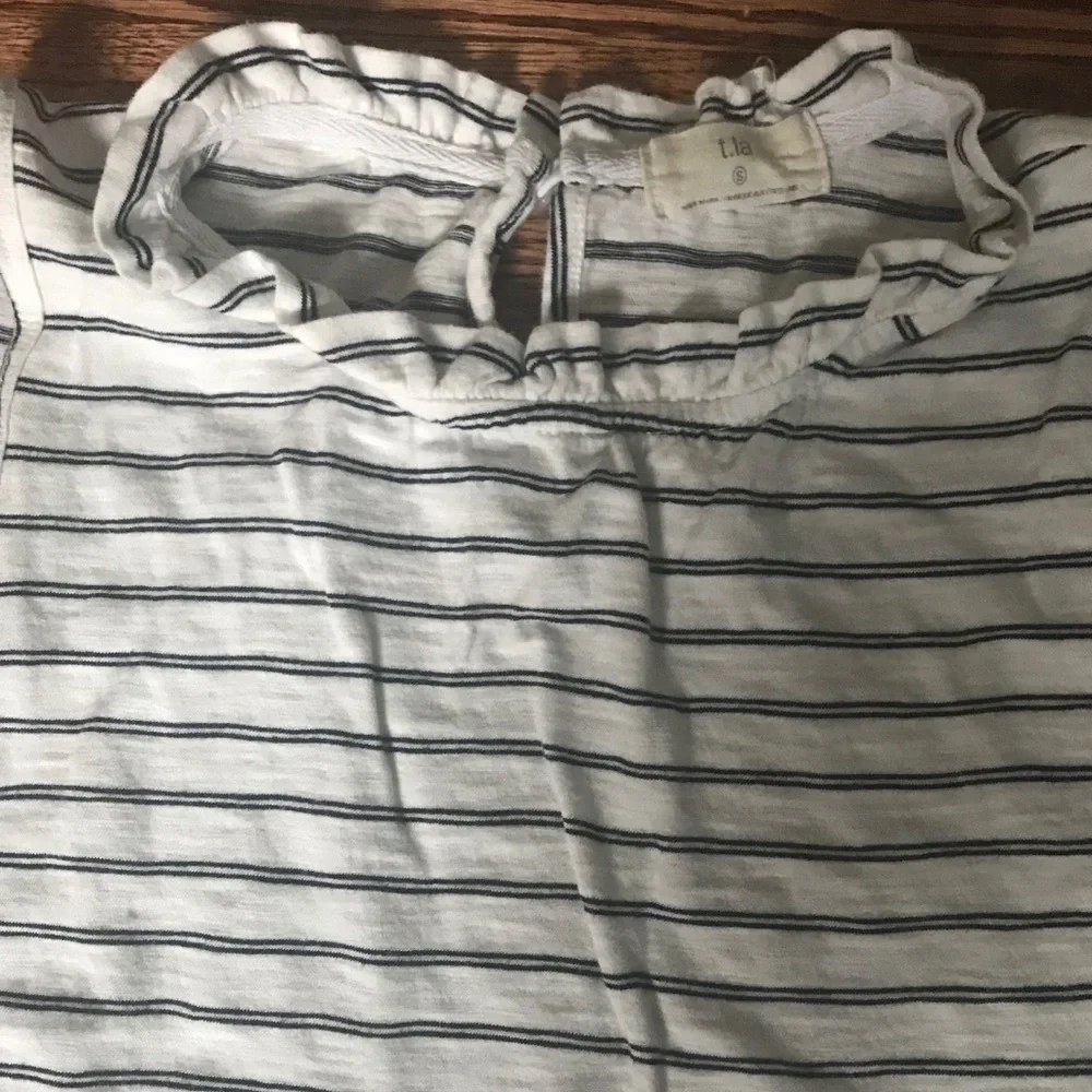 Anthropologie T.La sleeveless shirt - Picture 3 of 4